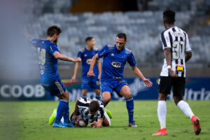 Rômulo em ação contra o Atlético Mineiro (Crédito: Bruno Haddad / Cruzeiro)