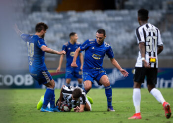 Rômulo em ação contra o Atlético Mineiro (Crédito: Bruno Haddad / Cruzeiro)