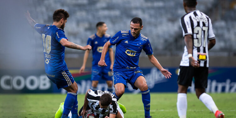 Rômulo em ação contra o Atlético Mineiro (Crédito: Bruno Haddad / Cruzeiro)