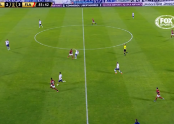 Flamengo em campo durante e a vitória sobre o Vélez na Libertadores (Crédito: Transmissão FOX Sports)