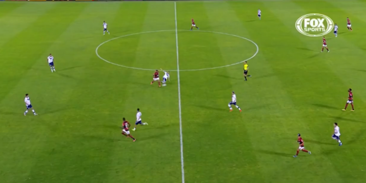 Flamengo em campo durante e a vitória sobre o Vélez na Libertadores (Crédito: Transmissão FOX Sports)