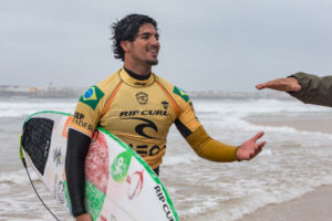 Gabriel Medina saindo do mar depois de se tornar campeão (Crédito: GettyImages)