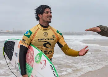 Gabriel Medina saindo do mar depois de se tornar campeão (Crédito: GettyImages)