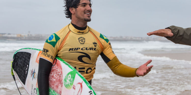 Gabriel Medina saindo do mar depois de se tornar campeão (Crédito: GettyImages)