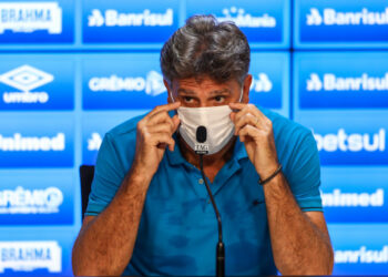 Renato Gaúcho segue afastado das atividades no Grêmio (Crédito: GettyImages)