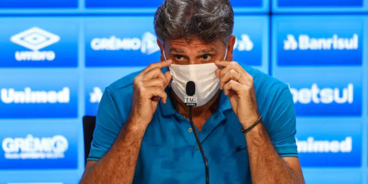 Renato Gaúcho segue afastado das atividades no Grêmio (Crédito: GettyImages)