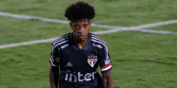 Tchê Tchê em ação com a camisa do São Paulo (Crédito: GettyImages)