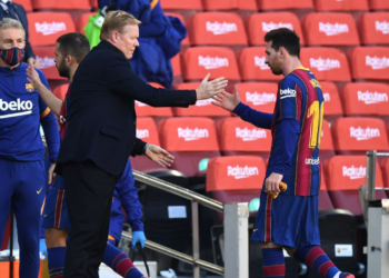 Messi e Koeman em ação no Barcelona (Crédito: GettyImages)