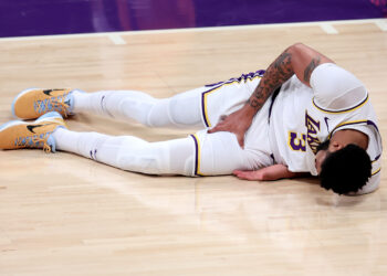 Anthony Davis saiu lesionado no último jogos do Lakers contra o Suns (Crédito: Getty Images)