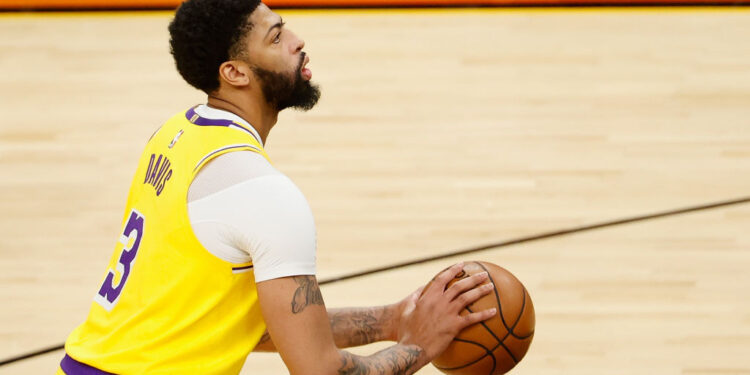 Após derrota para o Suns no primeiro jogo, Anthony Davis treinou irritado (Crédito: GettyImages)