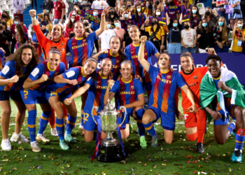Jogadoras do Barcelona comemorando o título da Copa da Rainha diante do Levante (Crédito: GettyImages)