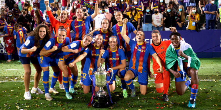 Jogadoras do Barcelona comemorando o título da Copa da Rainha diante do Levante (Crédito: GettyImages)