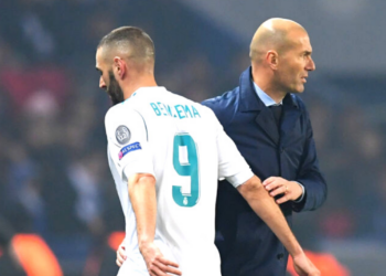 Benzema e Zidane se cumprimentando em partida pelo Real Madrid (Crédito: GettyImages)