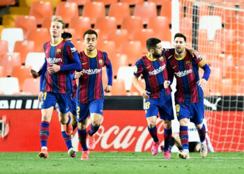 Com dois gols de Messi, Barcelona bate o Valencia de virada e mantém esperança pelo título espanhol (Crédito: GettyImages)