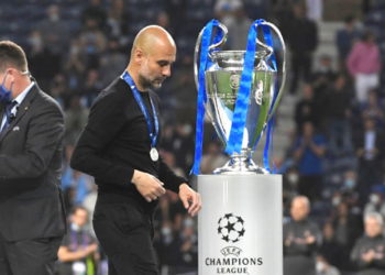 Guardiola depois de pegar a medalha de segundo lugar na Champions League (Crédito: GettyImages)