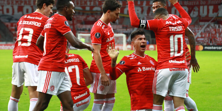 Jogadores do Internacional comemorando gol na Libertadores (Crédito: Getty Images)