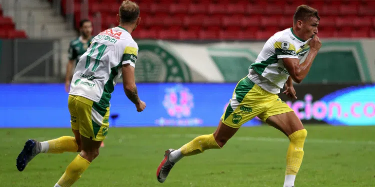 Jogadores do Defensa y Justicia comemoram gol contra o Palmeiras (Crédito: Getty Images)