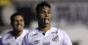 Kaio Jorge comemorando gol pelo Santos (Crédito: Getty Images)