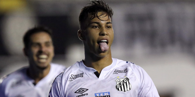 Kaio Jorge comemorando gol pelo Santos (Crédito: Getty Images)
