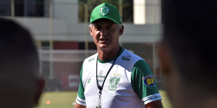 Lisca dispara provocação após vitória do América-MG sobre o Cruzeiro (Crédito: Fernando Almeida / América / Flickr)