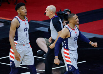 Russell Westbrook fica enfurecido depois de ser atingido com pipoca (Crédito: GettyImages)