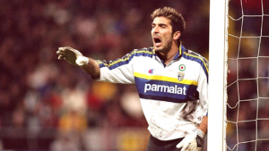 Buffon, na época em que era goleiro do Parma, em campo (Crédito: GettyImages)