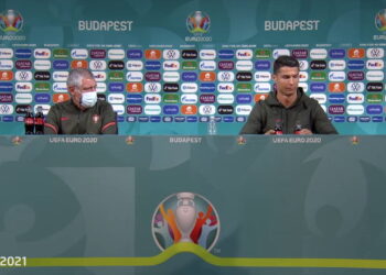 Cristiano Ronaldo troca refrigerante por água (Crédito: Getty Images)