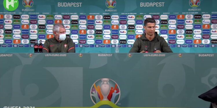Cristiano Ronaldo troca refrigerante por água (Crédito: Getty Images)