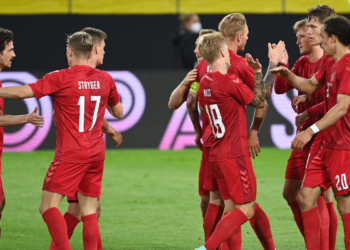 Jogadores da Dinamarca comemorando o gol de empate (Crédito: Getty Images)