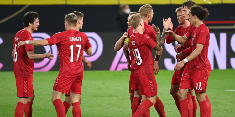Jogadores da Dinamarca comemorando o gol de empate (Crédito: Getty Images)