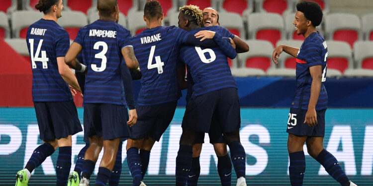 Jogadores da França comemorando o gol de Antoine Griezmann (Crédito: Getty Images)