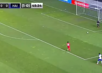 Goleiro do Haiti falha e sofre gol bizarro nas Eliminatórias da Copa (Crédito: Twitter)