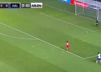 Goleiro do Haiti falha e sofre gol bizarro nas Eliminatórias da Copa (Crédito: Twitter)
