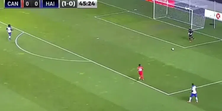 Goleiro do Haiti falha e sofre gol bizarro nas Eliminatórias da Copa (Crédito: Twitter)