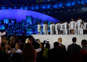 Coral do Projetos More de Niterói cantando o hino olímpico na abertura dos Jogos do Rio – 2016 (Crédito: Getty Images)