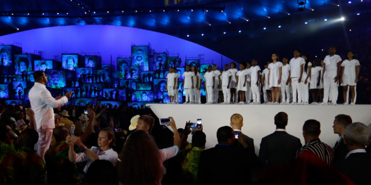 Coral do Projetos More de Niterói cantando o hino olímpico na abertura dos Jogos do Rio – 2016 (Crédito: Getty Images)
