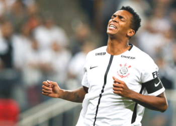 Neto avaliou a multa aplicada pelo Corinthians após Jô usar chuteiras 'verdes' (Crédito: GettyImages)