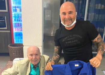 Zagallo e Sampaoli posando para foto com a camisa da Seleção Brasileira (Crédito: Reprodução/Instagram)