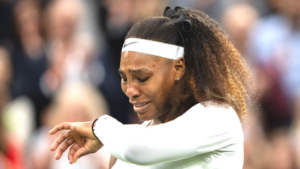 Serena Williams chorando após sentir lesão que a tirou de Wimbledon (Crédito: GettyImages)