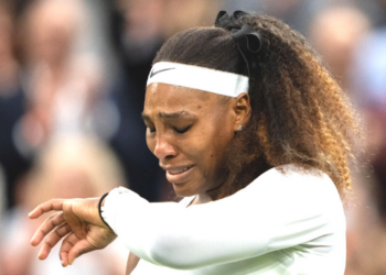Serena Williams chorando após sentir lesão que a tirou de Wimbledon (Crédito: GettyImages)