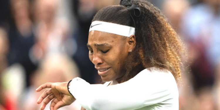 Serena Williams chorando após sentir lesão que a tirou de Wimbledon (Crédito: GettyImages)