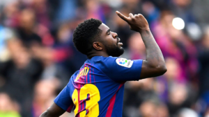 Umtiti, jogador do Barcelona comemorando com a camisa do clube (Crédito: GettyImages)