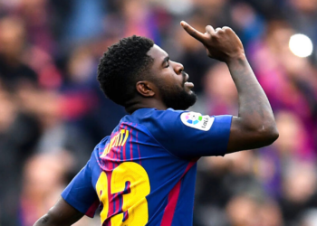 Umtiti, jogador do Barcelona comemorando com a camisa do clube (Crédito: GettyImages)