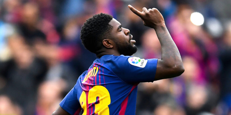 Umtiti, jogador do Barcelona comemorando com a camisa do clube (Crédito: GettyImages)