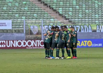 Jogadores do América-MG comemorando a vitória sobre o Santos no Brasileirão (Crédito: Mourão Panda / América / Flickr)