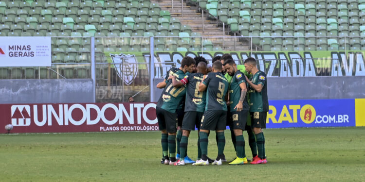 Jogadores do América-MG comemorando a vitória sobre o Santos no Brasileirão (Crédito: Mourão Panda / América / Flickr)