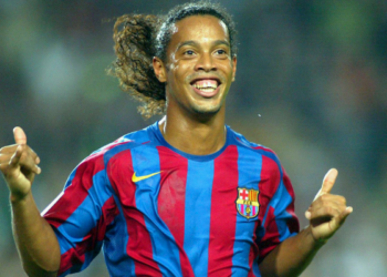 Barcelona completa 18 anos desde a apresentação de Ronaldinho (Crédito: Getty Images)