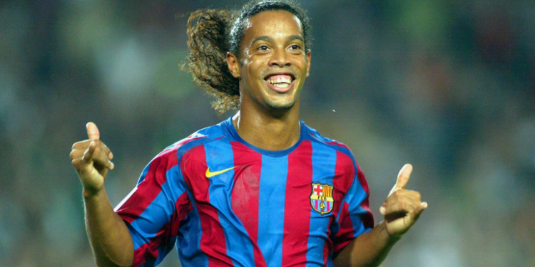 Barcelona completa 18 anos desde a apresentação de Ronaldinho (Crédito: Getty Images)