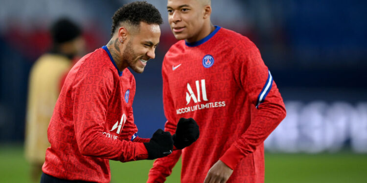 Neymar e Mbappé, atacantes do PSG (Crédito: GettyImages)