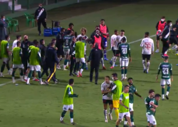 Vasco tem cinco jogadores suspensos para o jogo contra o Confiança (Crédito: Transmissão/ Premiere)